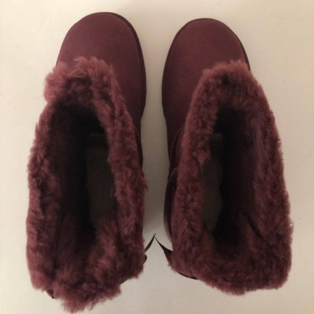 UGG Mini Bailey Bow Glimmer Metallic Suede Boot. Size: 8 - Picture 7 of 13